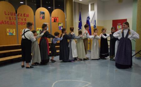 Nastop otroške folklorne skupine na prireditvi ob kulturnem prazniku